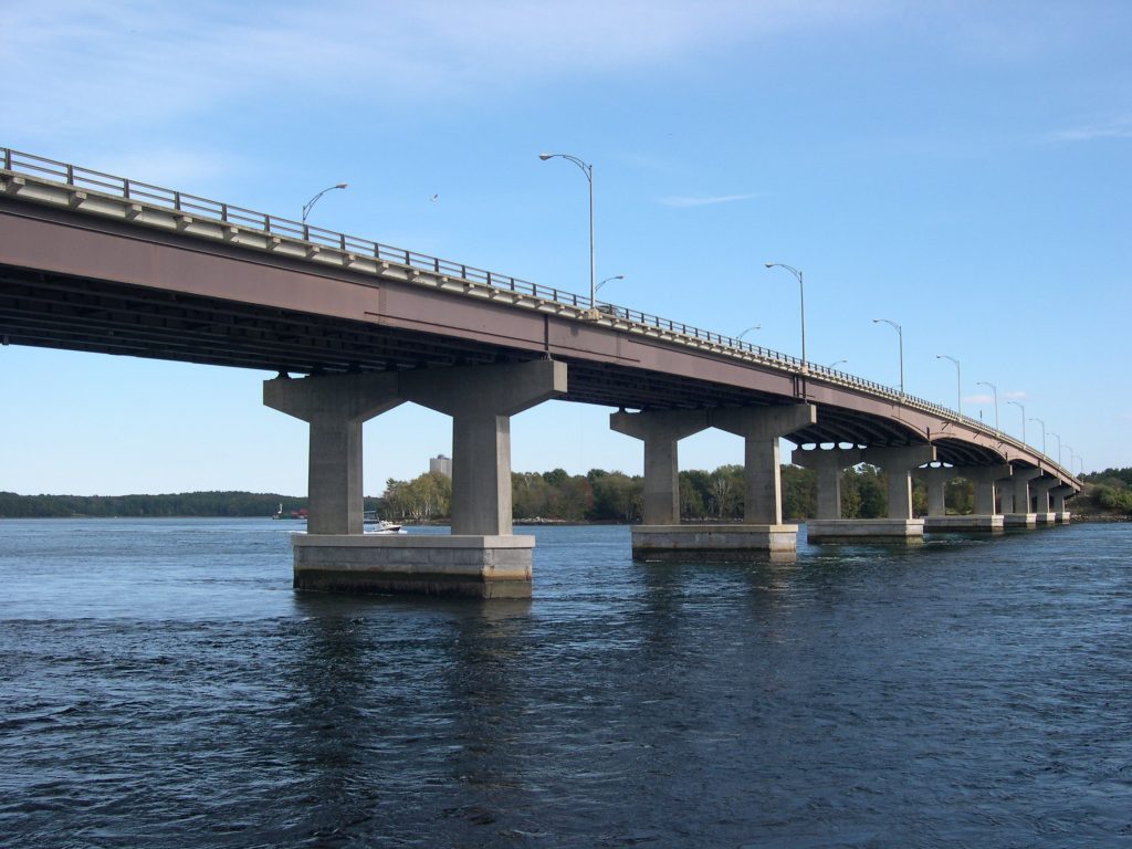 Cầu đường bộ Cầu West Gate dài Melbourne, Úc, dài 1,6 dặm và các bộ phận hỗ trợ của nó được gia cố bằng sợi carbon vì độ cứng của vật liệu và khả năng chịu tải trọng lớn.