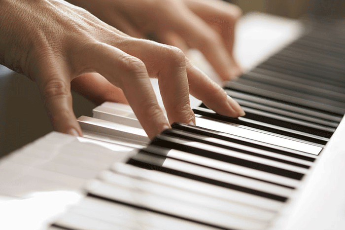 Thực hành Piano thường xuyên để giúp bạn chơi thành thạo các bản nhạc và nâng cao kỹ thuật luyện ngón